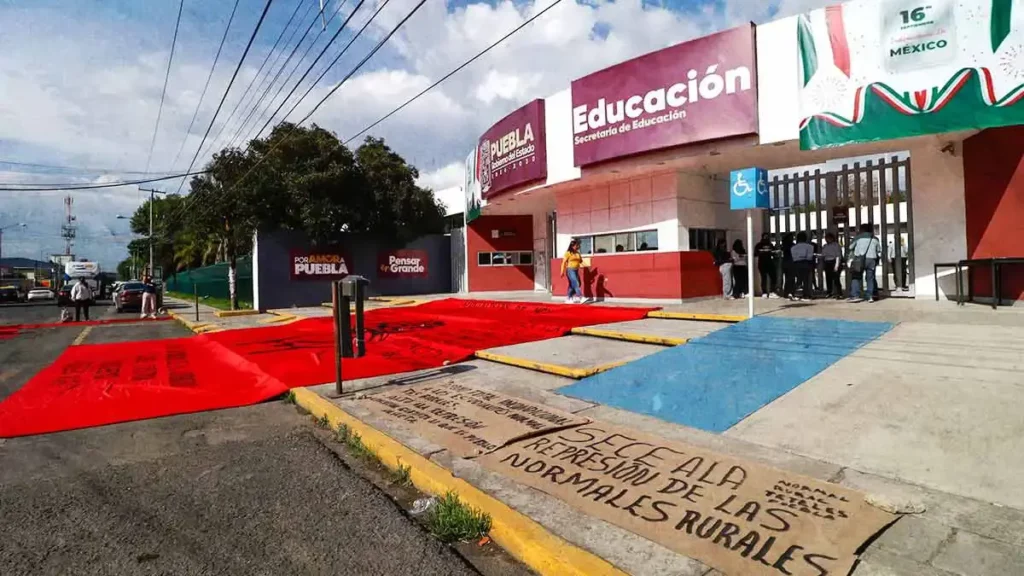 Protestas simultáneas paralizan la SEP en Puebla; exigencias, bloqueos y tensión