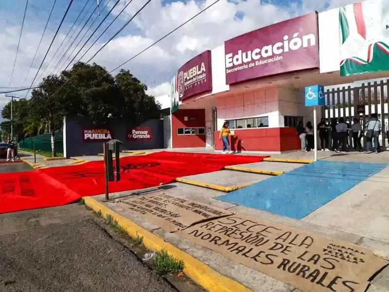Protestas simultáneas paralizan la SEP en Puebla; exigencias, bloqueos y tensión