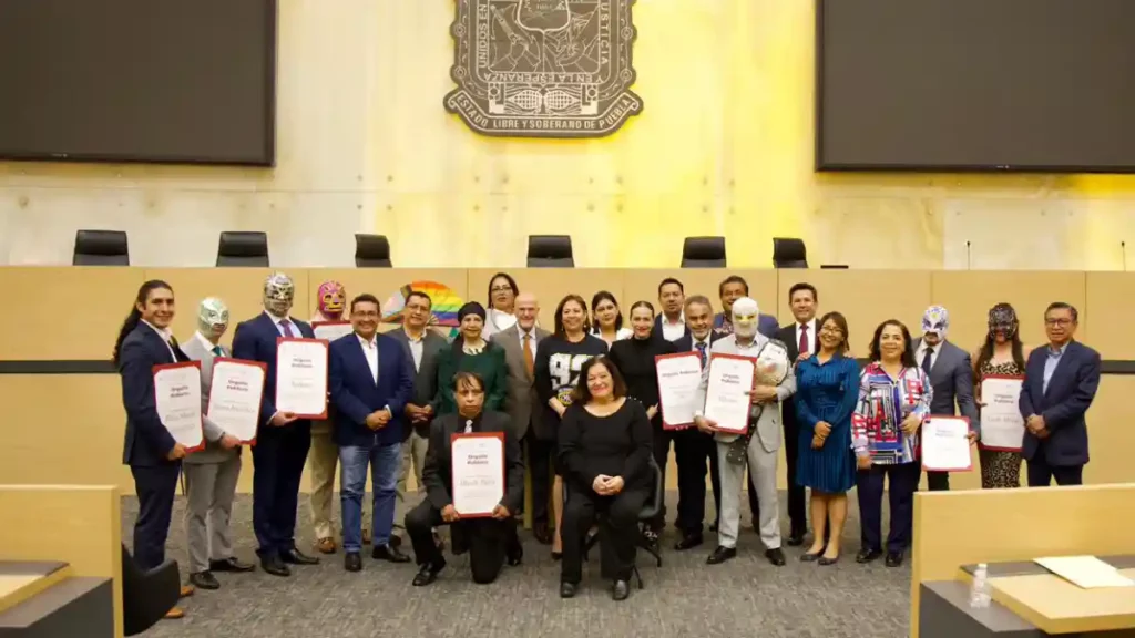 Entrega Congreso reconocimiento “Orgullo Poblano” a integrantes de lucha libre y familia Lutteroth