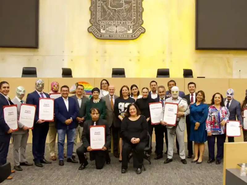 Entrega Congreso reconocimiento “Orgullo Poblano” a integrantes de lucha libre y familia Lutteroth