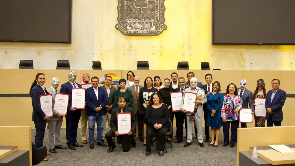 Entrega Congreso reconocimiento “Orgullo Poblano” a integrantes de lucha libre y familia Lutteroth