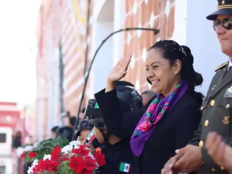 Ariadna Ayala encabeza desfile Cívico Militar por el 215 aniversario de la Independencia de México