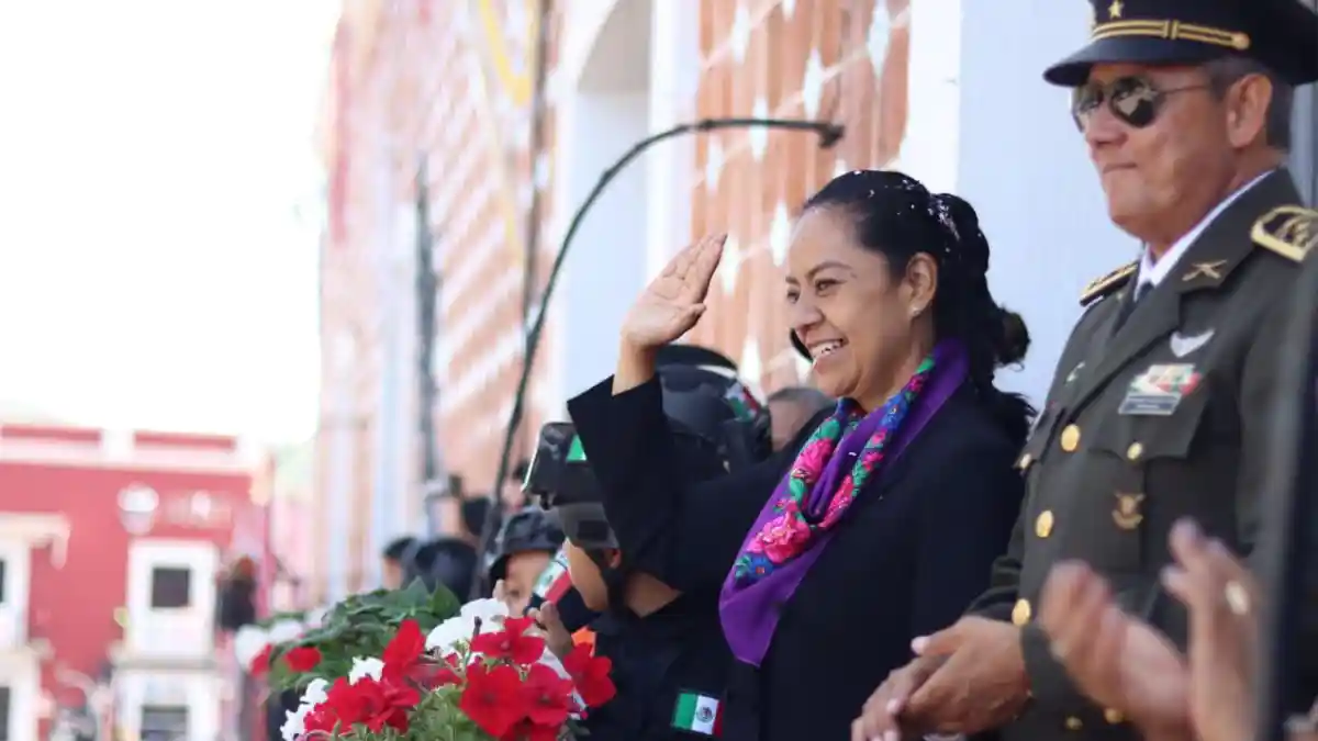 Ariadna Ayala encabeza desfile Cívico Militar por el 215 aniversario de la Independencia de México