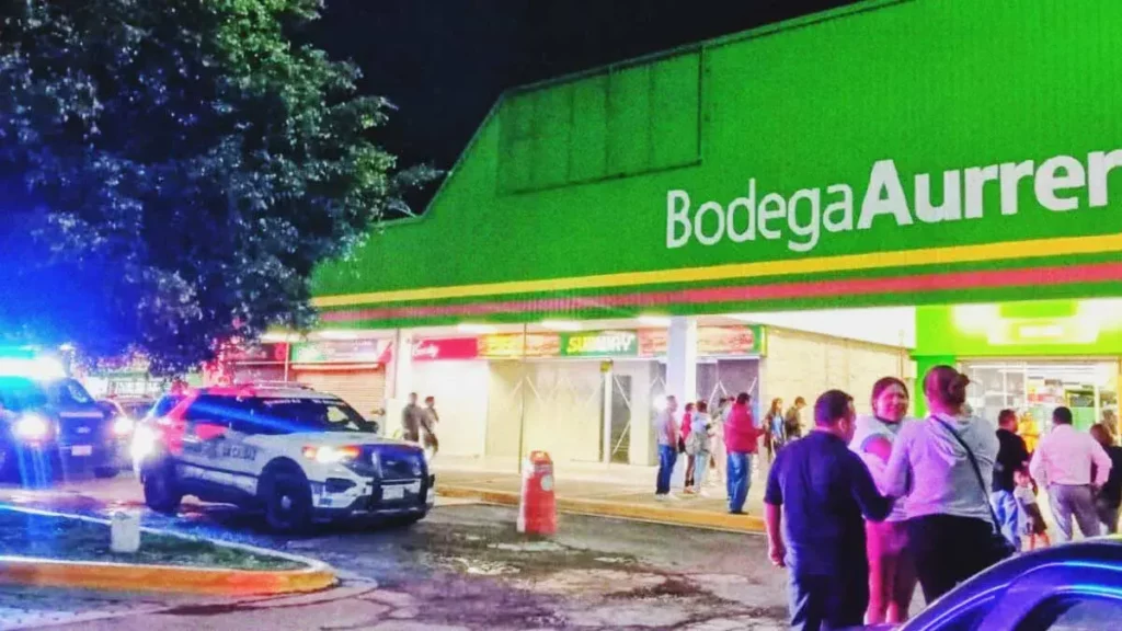 Sujetos armados asaltaron Bodega Aurrera de Xilotzingo; se llevaron varios celulares
