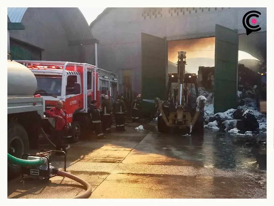 Incendio consume bodega con pacas de algodón en el Parque Industrial La Resurrección, Puebla