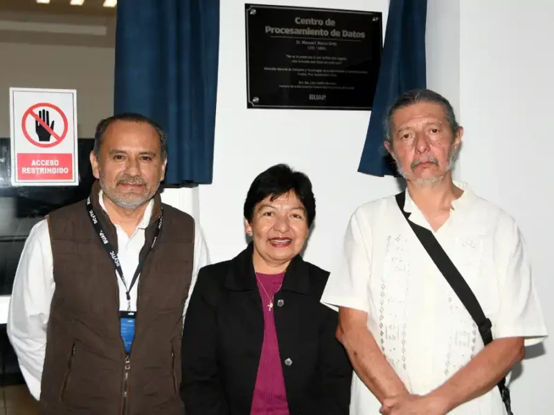 La Rectora Lilia Cedillo devela placa conmemorativa en reconocimiento a la labor del doctor Manuel Martín Ortiz