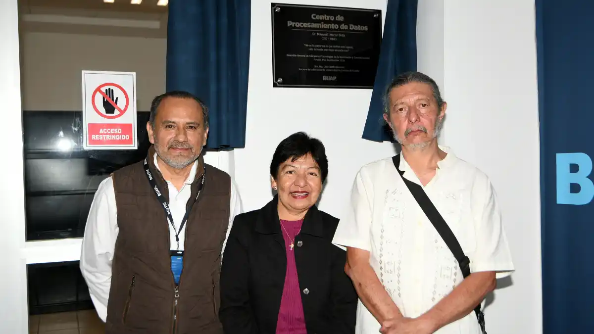 La Rectora Lilia Cedillo devela placa conmemorativa en reconocimiento a la labor del doctor Manuel Martín Ortiz