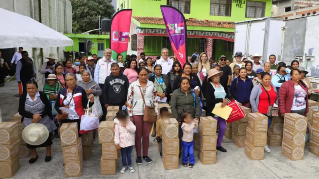 Entrega Pepe Chedraui apoyos alimentarios en Azumiatla