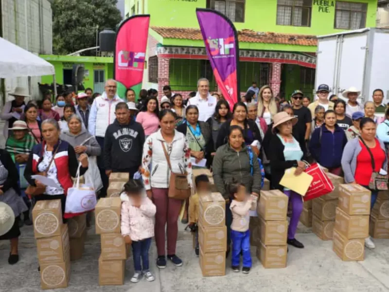 Entrega Pepe Chedraui apoyos alimentarios en Azumiatla