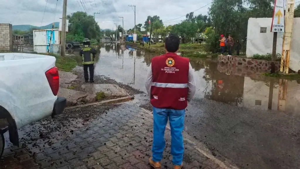 Río Atoyac se desborda en Puebla rumbo a Lomas de Angelópolis III; cierran tránsito vehicular