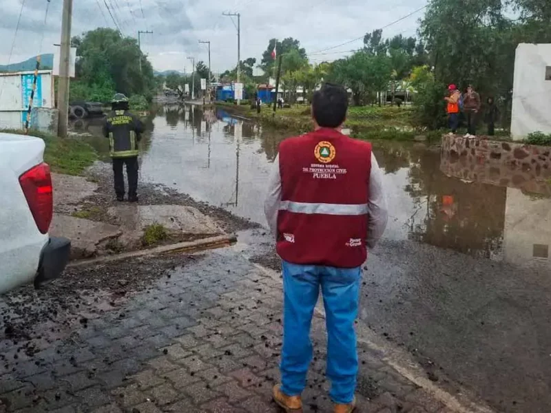 Río Atoyac se desborda en Puebla rumbo a Lomas de Angelópolis III; cierran tránsito vehicular