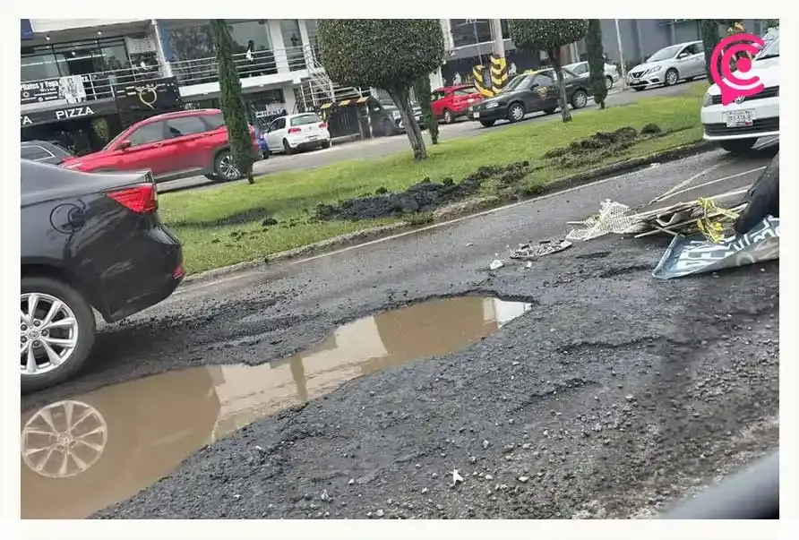 Enorme bache en la Recta a Cholula deja más de una decena de vehículos dañados