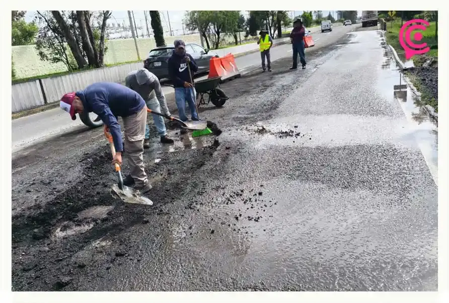 Enorme bache en la Recta a Cholula deja más de una decena de vehículos dañados