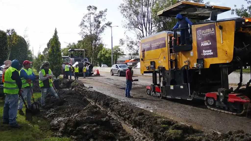Enorme bache en la Recta a Cholula deja más de una decena de vehículos dañados