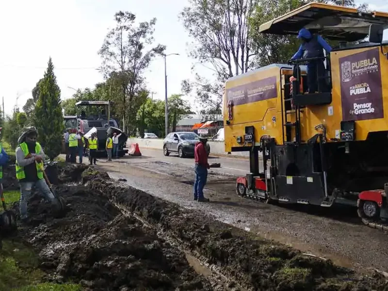 Enorme bache en la Recta a Cholula deja más de una decena de vehículos dañados