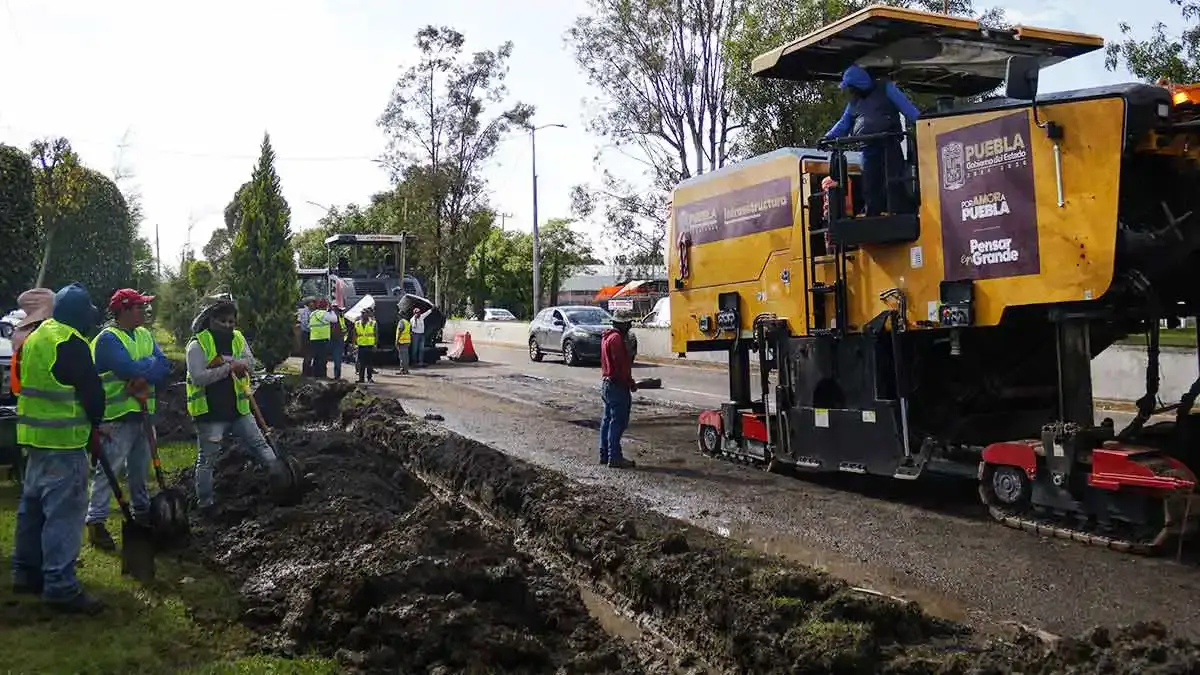 Enorme bache en la Recta a Cholula deja más de una decena de vehículos dañados