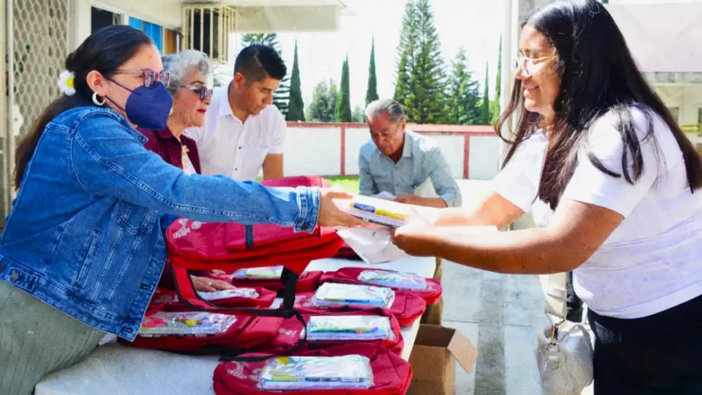 Continúa el programa Amoxtli entregando mochilas y kits escolares en San Pedro Cholula