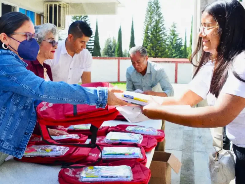 Continúa el programa Amoxtli entregando mochilas y kits escolares en San Pedro Cholula