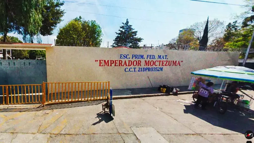 Familia Michoacana deja narcomanta  dedicada a Simitrio en escuela Emperador Moctezuma de Puebla