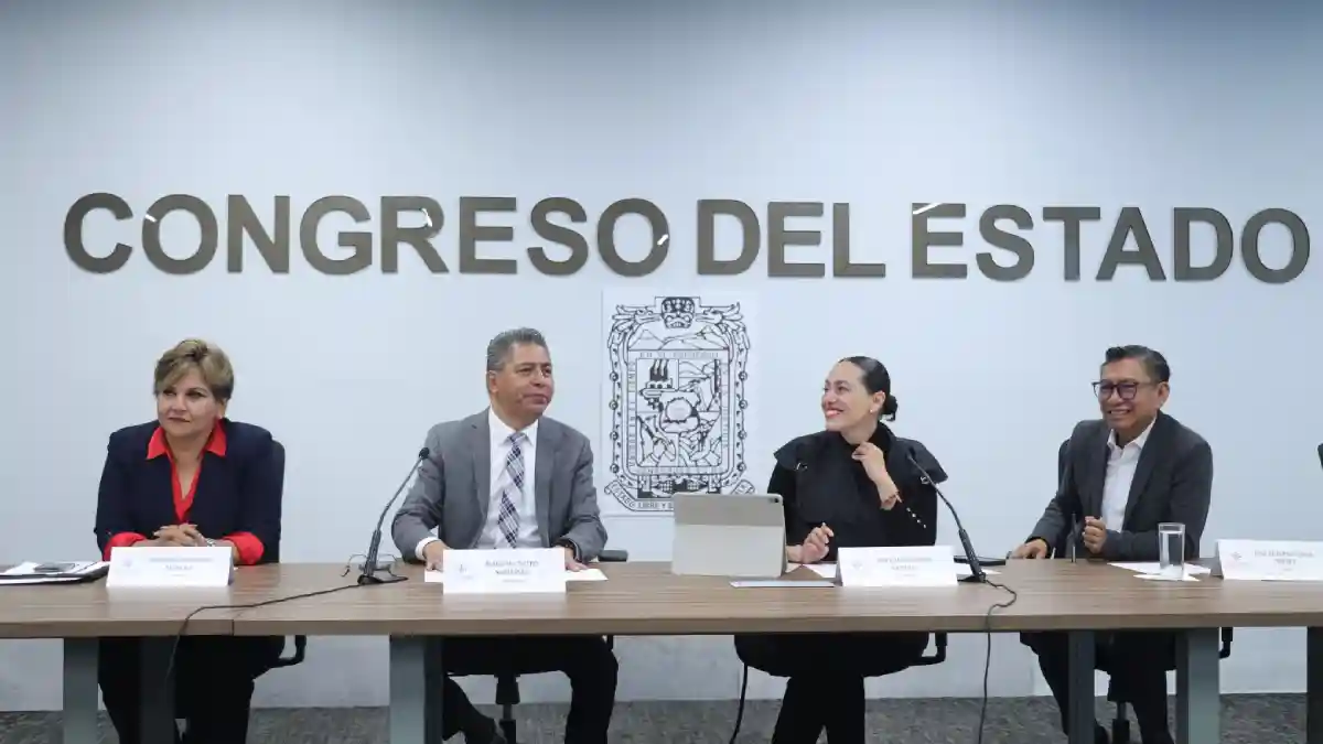 Comisión del Congreso exhorta a servidores públicos a trabajar con legalidad y brindar atención de calidad a la población