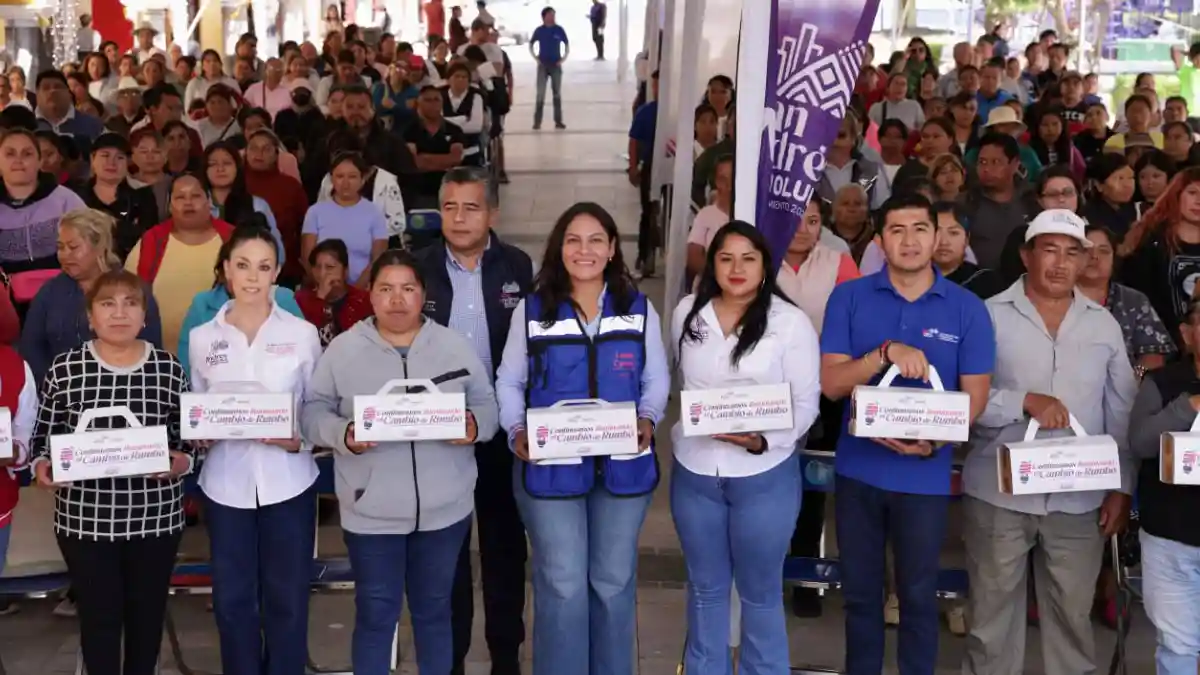 Beneficia Lupita Cuautle a 500 familias con entrega de focos ahorradores