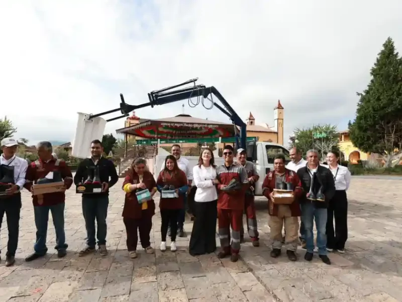 En Día del Pueblo, Bety Sánchez entrega calzado de trabajo y una grúa rehabilitada para Servicios Públicos