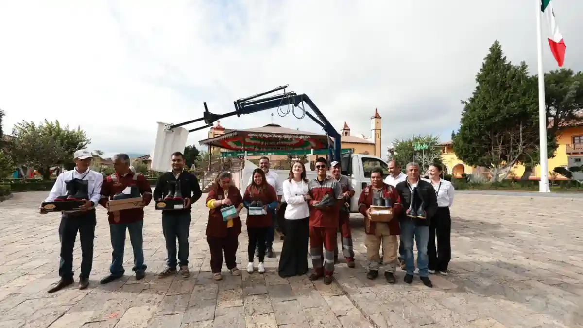 En Día del Pueblo, Bety Sánchez entrega calzado de trabajo y una grúa rehabilitada para Servicios Públicos