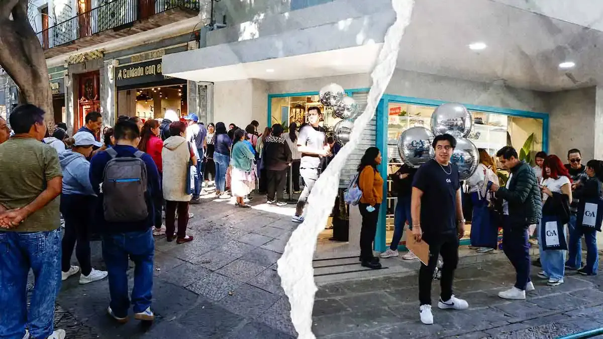 Apertura de C&A en el Centro Histórico de Puebla causa euforia y largas filas