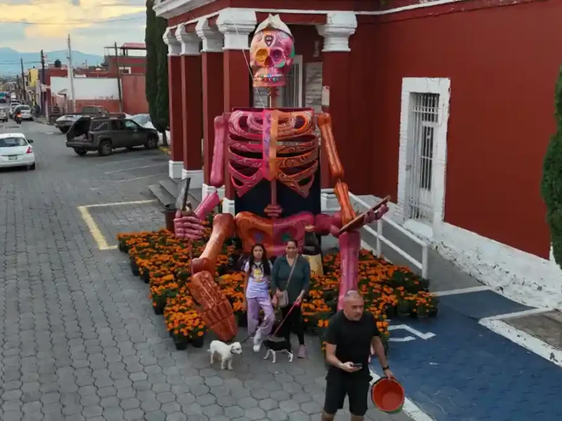 Ariadna Ayala honra a los constructores con “El Albañil” en el Valle de Catrinas 
