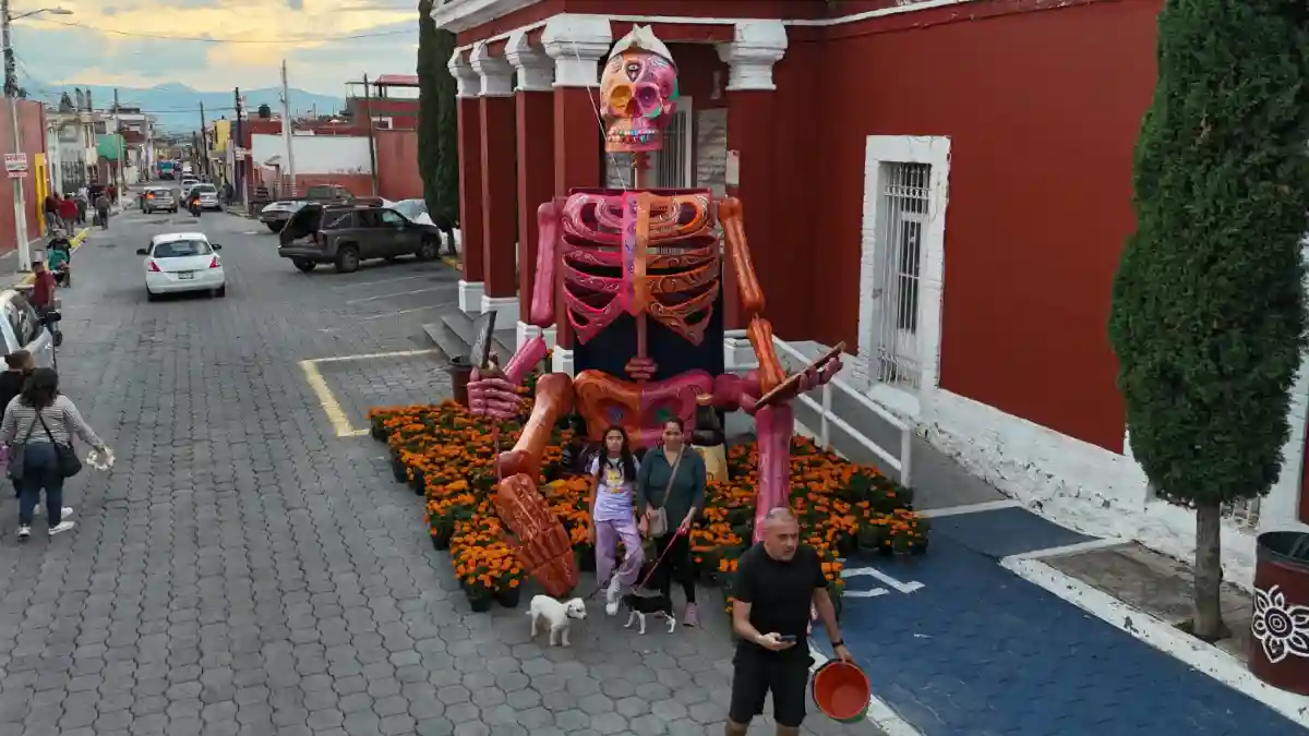 Ariadna Ayala honra a los constructores con “El Albañil” en el Valle de Catrinas 