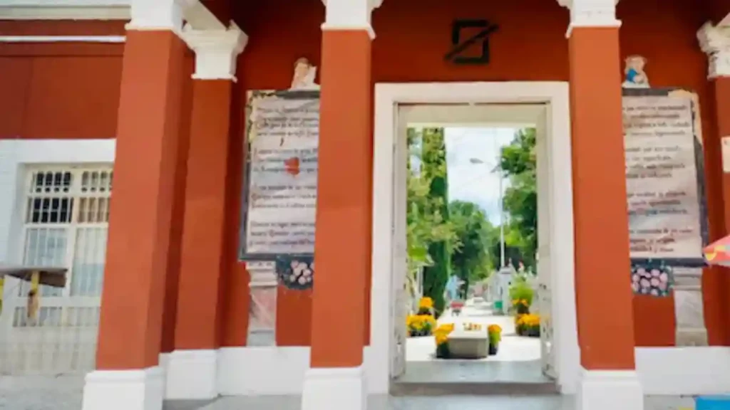 Ariadna Ayala refuerza operativo de seguridad y servicios en el panteón municipal por día de muertos