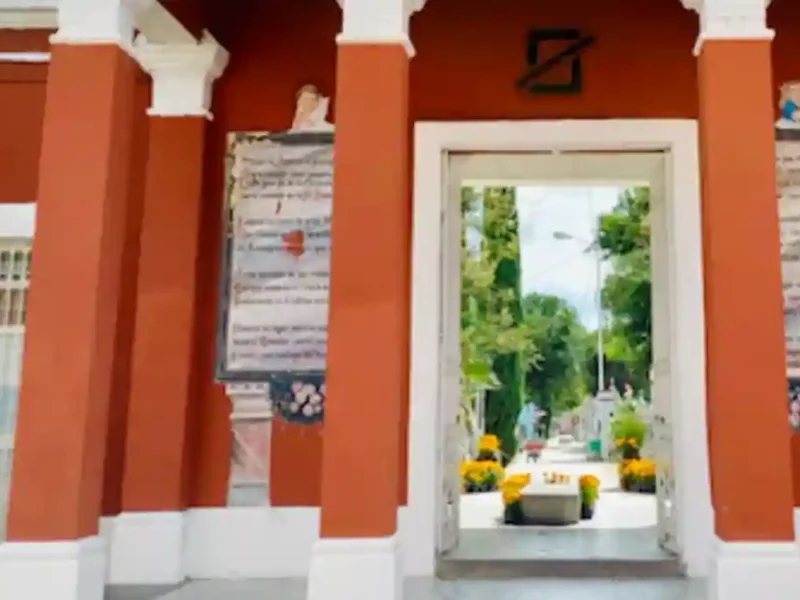 Ariadna Ayala refuerza operativo de seguridad y servicios en el panteón municipal por día de muertos