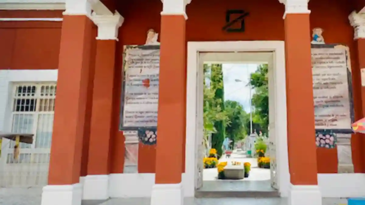 Ariadna Ayala refuerza operativo de seguridad y servicios en el panteón municipal por día de muertos