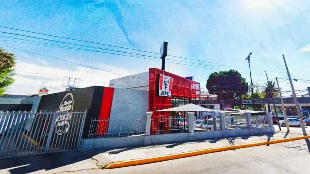Asaltan restaurante KFC en la colonia Belisario Domínguez, Puebla; ladrones huyen con cajas registradoras