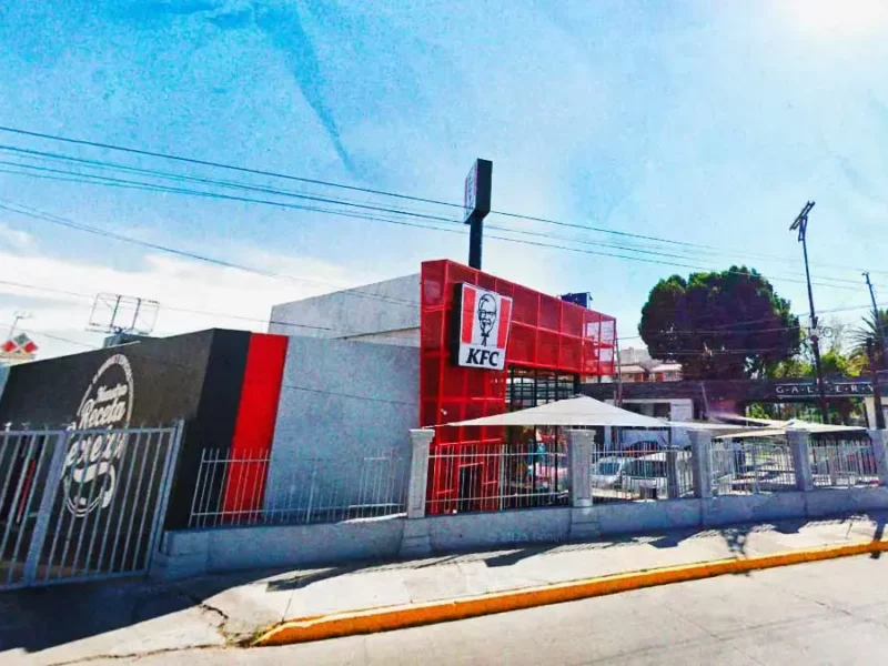 Asaltan restaurante KFC en la colonia Belisario Domínguez, Puebla; ladrones huyen con cajas registradoras