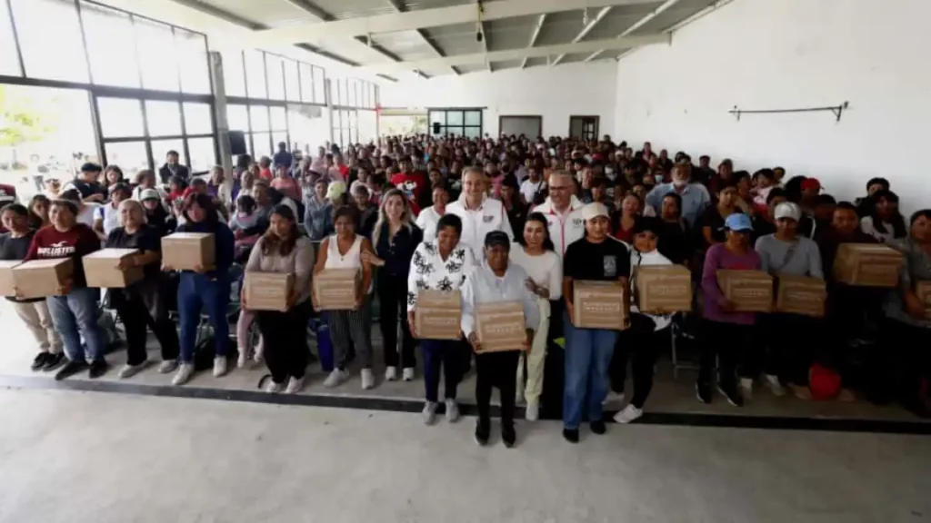 Entrega Pepe Chedraui a través del SMDIF más de mil despensas en La Guadalupana