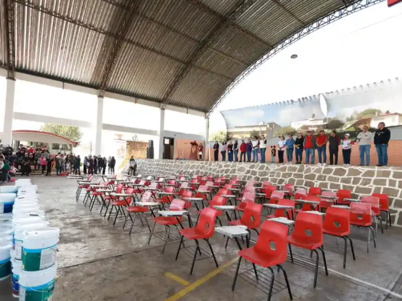 #EscuelasDe10: Bety Sánchez entrega mobiliario al Centro Escolar de Zacatlán