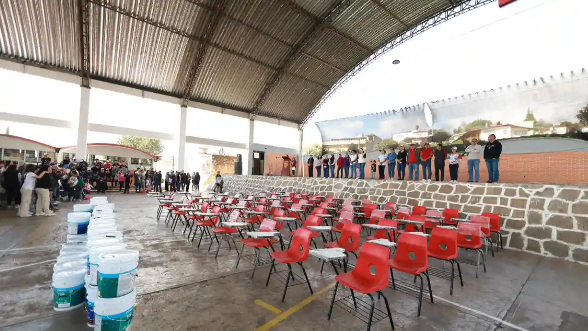 #EscuelasDe10: Bety Sánchez entrega mobiliario al Centro Escolar de Zacatlán