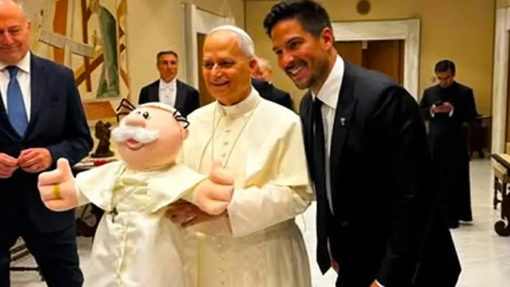 Papa León XIV recibe su versión de Dr Simi; así reaccionó el pontífice