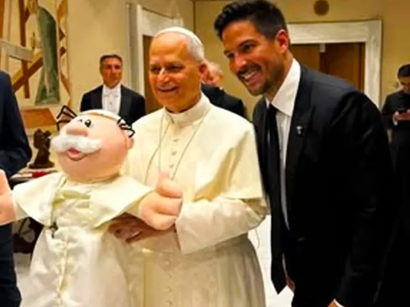 Papa León XIV recibe su versión de Dr Simi; así reaccionó el pontífice