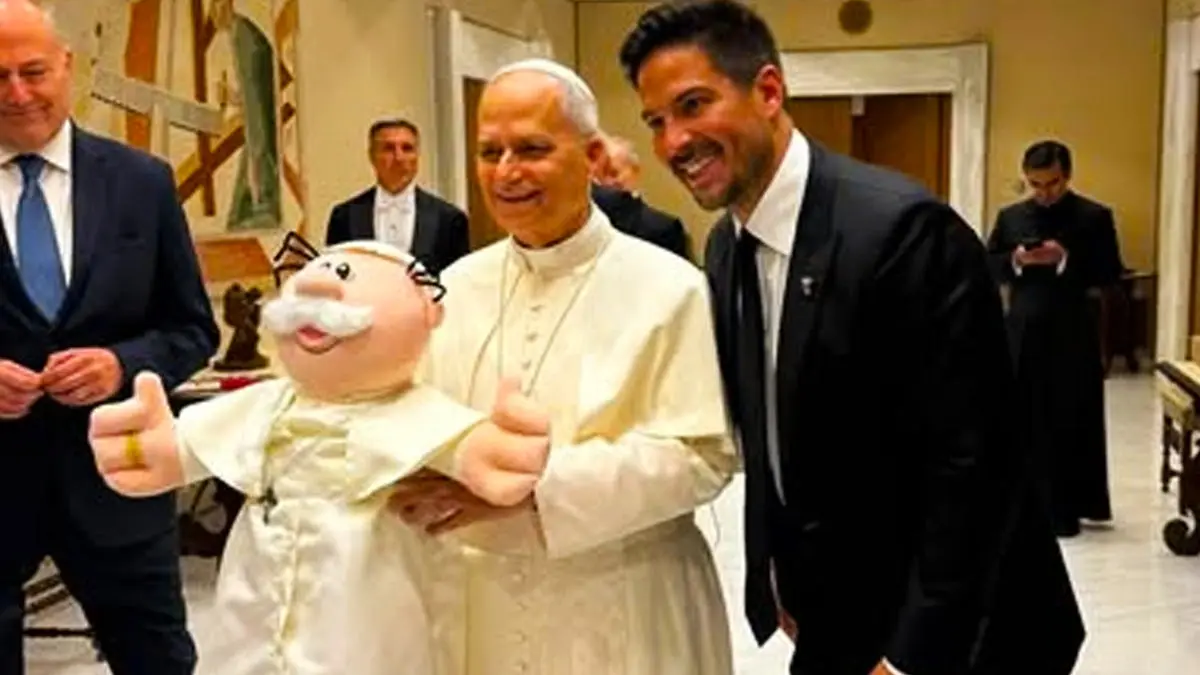 Papa León XIV recibe su versión de Dr Simi; así reaccionó el pontífice
