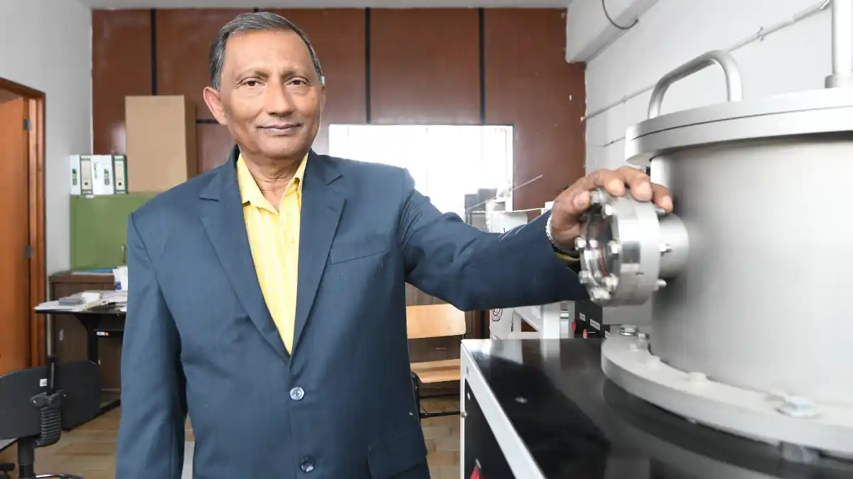 En el Instituto de Física el doctor Pal diseña y fabrica nanomateriales para biotecnología y electrónica