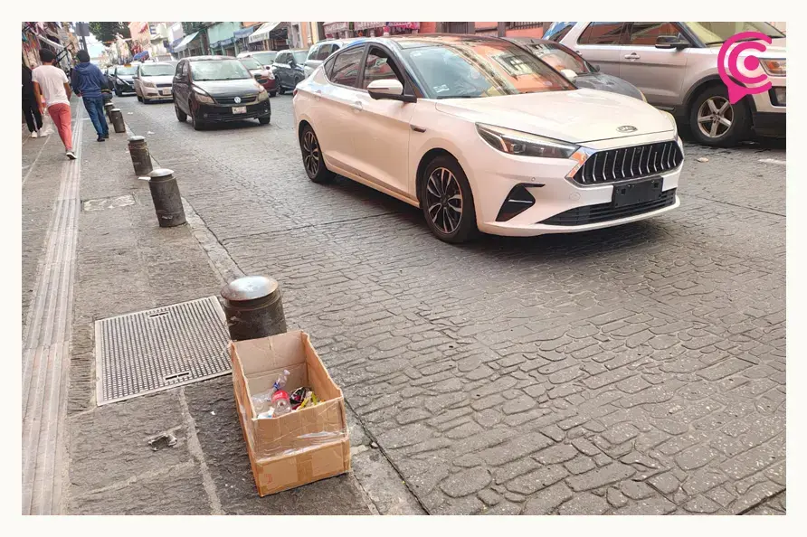 Vandalismo en botes de basura afecta la imagen del Centro Histórico de Puebla