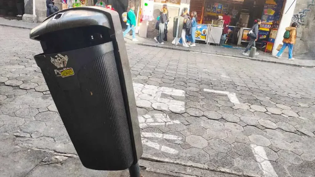 Vandalismo en botes de basura afecta la imagen del Centro Histórico de Puebla
