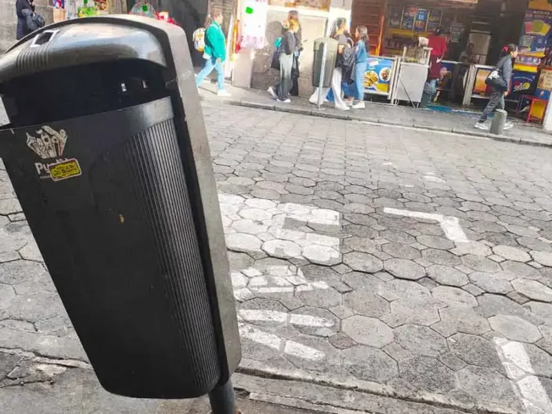 Vandalismo en botes de basura afecta la imagen del Centro Histórico de Puebla
