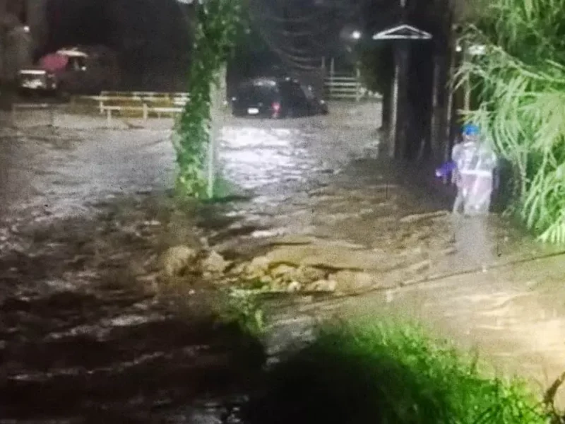 Desbordamiento de ríos deja sin energía eléctrica a pobladores de Huauchinango; comunidades solicitan ayuda