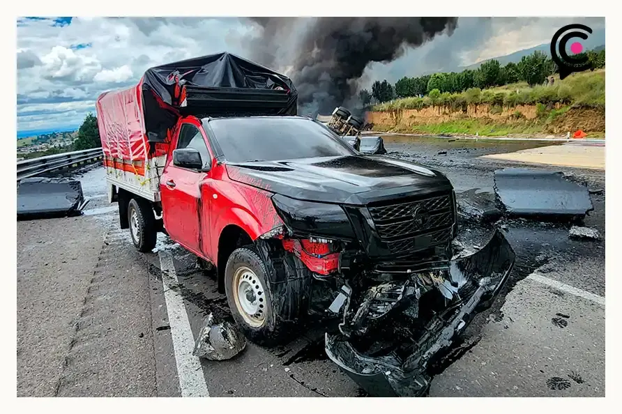Pipa sin frenos choca y se incendia en la autopista México-Puebla; conductor resulta gravemente herido