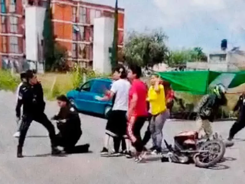 En riña motociclista atropella familiar y choca con patrulla de la Policía Municipal de Puebla