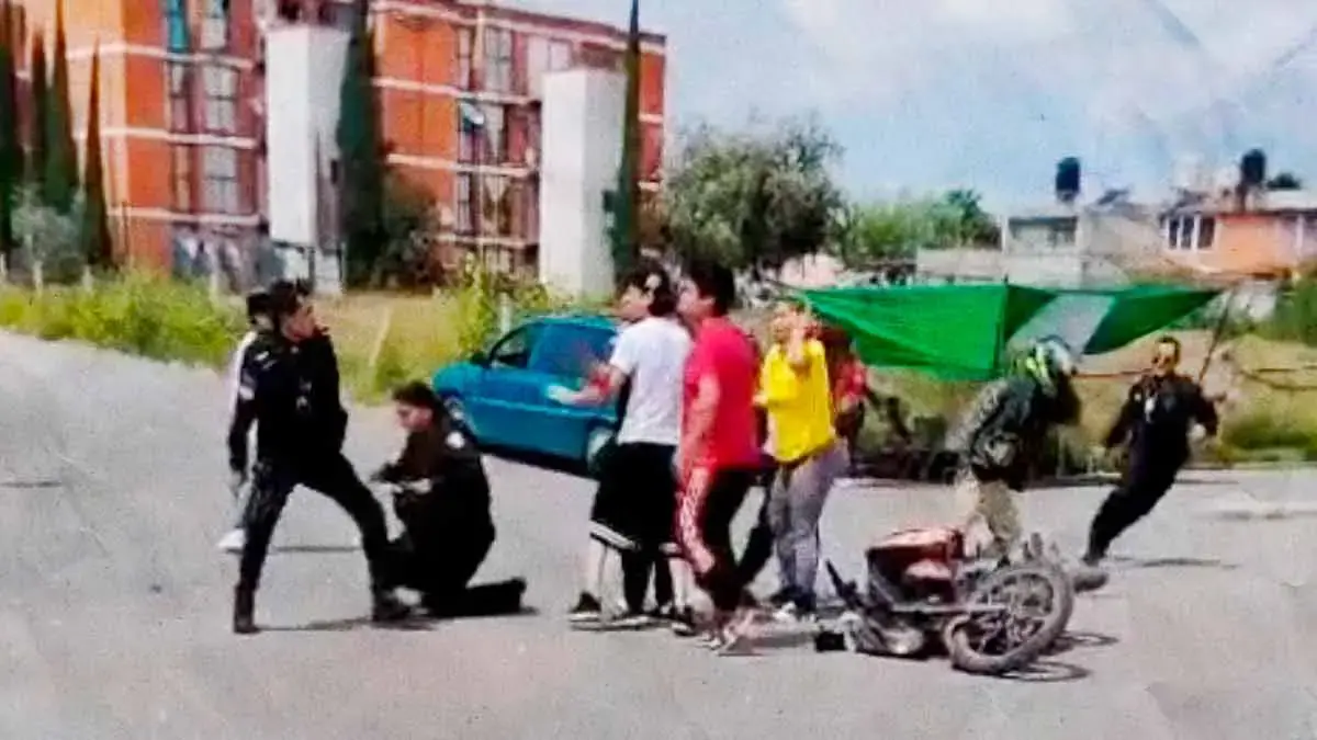 En riña motociclista atropella familiar y choca con patrulla de la Policía Municipal de Puebla