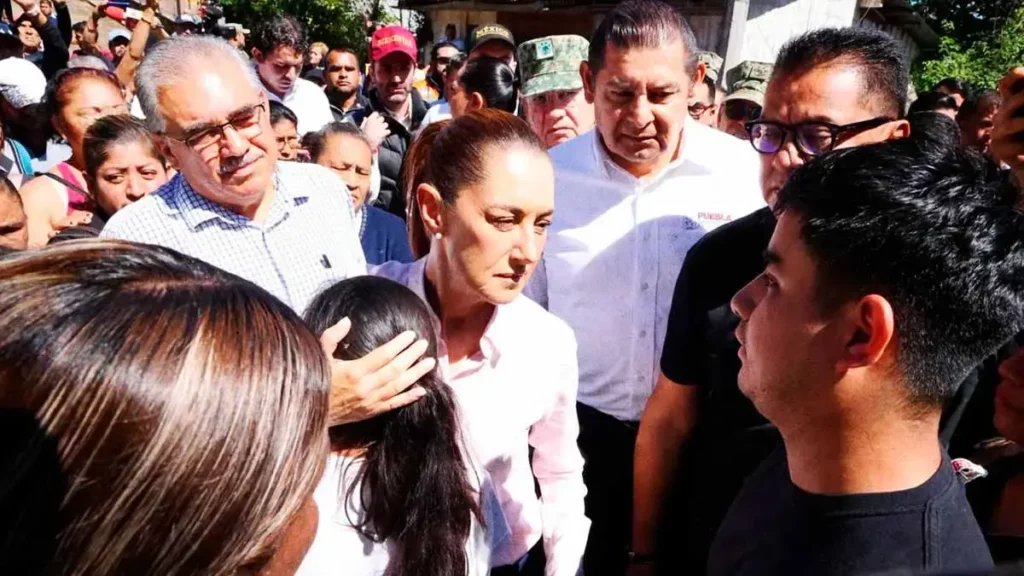 Pobladores de Huauchinango exhiben inoperancia del alcalde Rogelio López Angulo frente a Claudia Sheinbaum